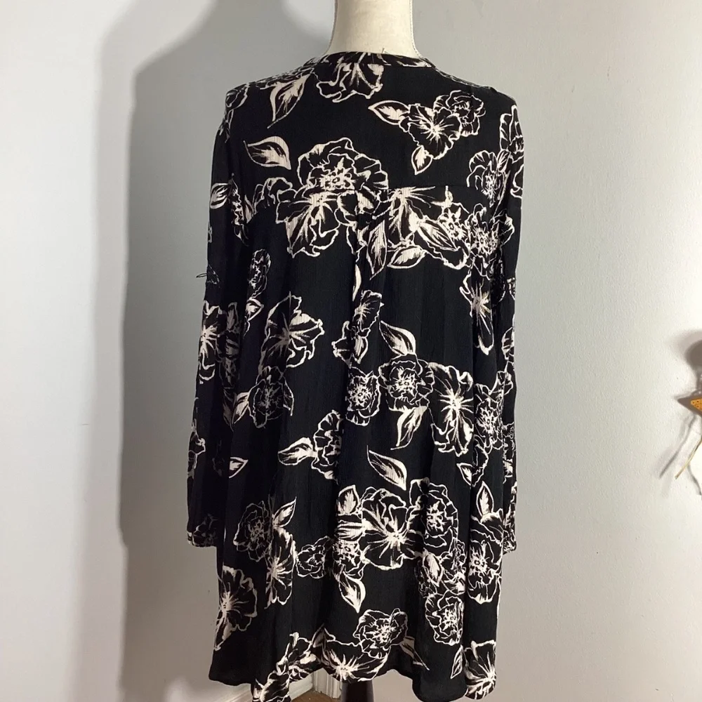 Free People Size Small  Black & White Floral Long Sleeve Tunic Top